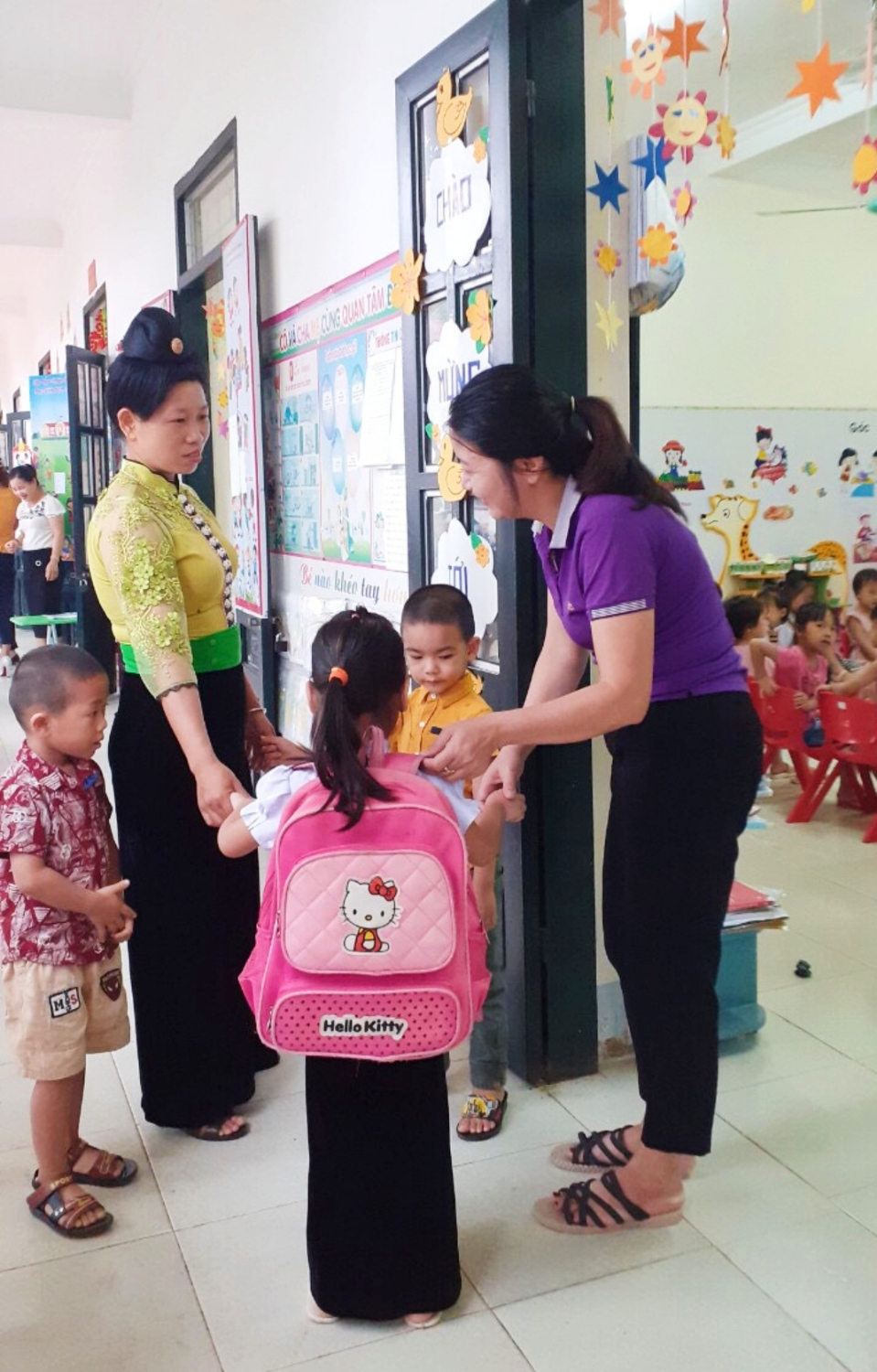 Cô đón trẻ vào lớp
