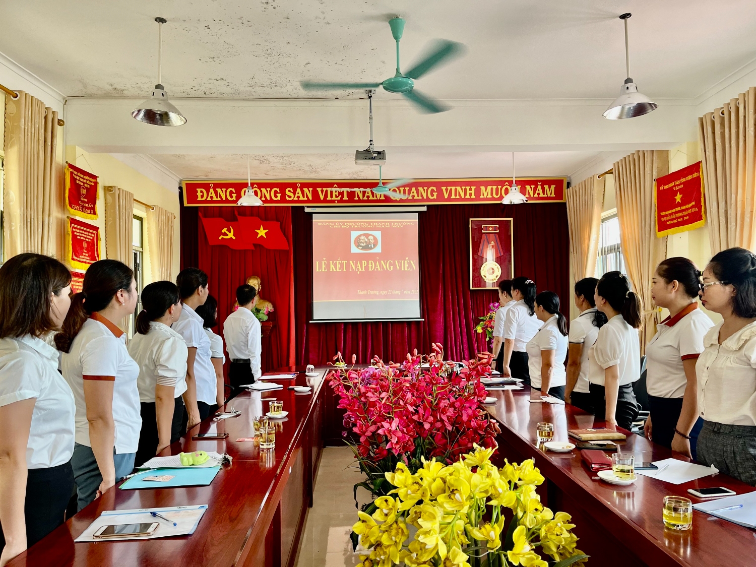 CHI BỘ TRƯỜNG MẦM NON THANH TRƯỜNG LONG TRỌNG  TỔ CHỨC KẾT NẠP ĐẢNG VIÊN MỚI